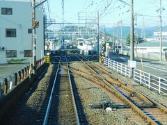 2019.12.31　新静岡ゆき普通列車車内
平日朝ラッシュ時には通勤急行が運転され、当駅を通過した直後に当駅始発の普通が設定されているらしい。静岡口で１２分サイクルの間に通急１本、普通２本のなかなかの過密ダイヤが組まれている。