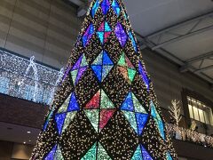 Ｋちゃんの夕食の支度が終わったので再び待ち合わせの場所へ。
長崎駅のクリスマスツリーは今日が初点灯でステンドグラス風の長崎らしいツリーがとっても綺麗でした。