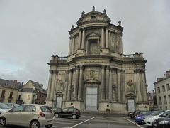 すぐに聖オーバン大聖堂　Cathédrale Saint-Aubain　がありました。