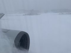 秋田空港完全に吹雪！
窓の外はホワイトアウト！
無事着陸できてよかった～