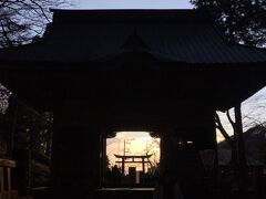 随神門の中に鳥居。

随神門とこの鳥居の間にも、飲食店が１軒あります。