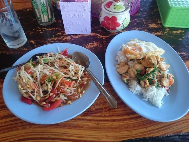 昼食@ダンサイ<br /><br />左がソムタムタイ、パッガパオガイ目玉焼きのせ仕様