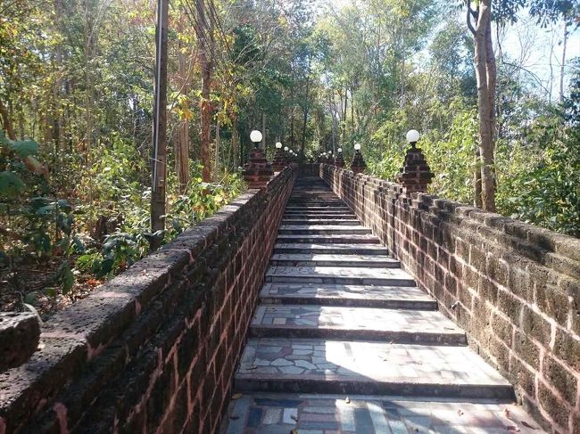 ワット ネラミット ウィパサナー(Wat Neramit Wipattasana)<br />17°15'50.3"N 101°08'31.0"E<br /><br />ビューポイントから 4 km, 約6分<br />ダンサイ博物館からだと 2.3 km、約5分