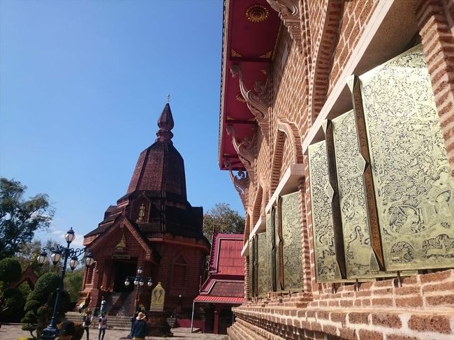 ワット ネラミット ウィパサナー(Wat Neramit Wipattasana)<br /><br />実は我々は間違えて下のほうの駐車場に車を停めてしまったので最初の写真の階段を上っていかなければならなかったのですが、すぐそばに大きな駐車場がありました。