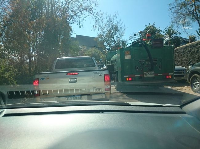 次の目的地ワット ソムデット プールアの手前で大渋滞。<br /><br />ダンサイのワット ネラミットからプールアのワット ソムデットまでは約35 km、30分くらいです。