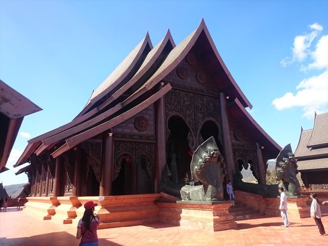ワット ソムデット プールア(Wat Somdet Phu Ruea)<br /><br />きらびやかではないのですが、重厚感が凄いです。