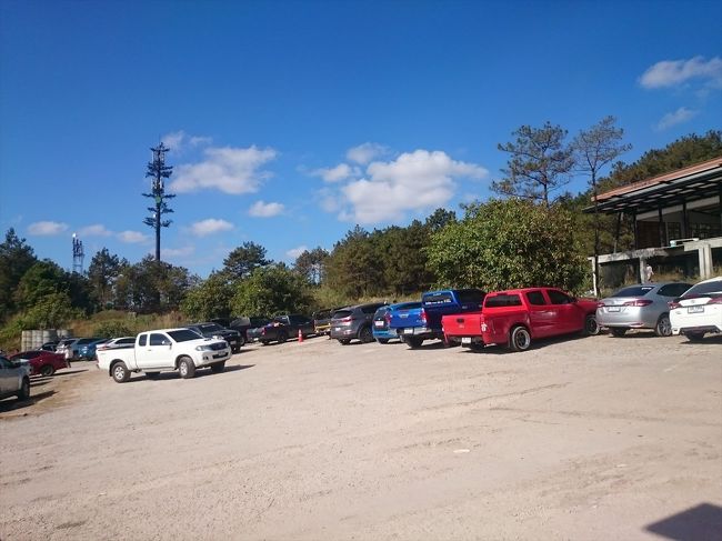 プールア国立公園(Phu Ruea National Park)<br />17°30'27.7"N 101°20'43.1"E<br /><br />ここまでは自家用車で来れます。<br />前回来た時はこの辺ごみだらけだったけど今回はきれいでした。