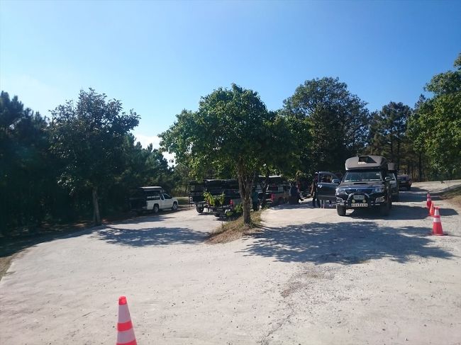 プールア国立公園(Phu Ruea National Park)<br /><br />ここからは片道10THB（36円）払ってソンテオに乗って頂上まで行きます。