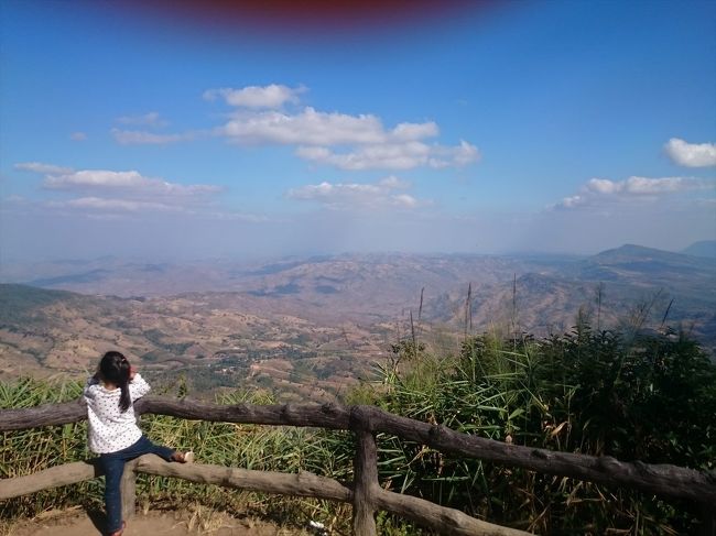 プールア国立公園(Phu Ruea National Park)<br /><br />実は当初はプールア国立公園は予定に入れてなかったのですが、ワット ソムデットからすぐ近くなのと12/31と1/1は入場無料とのことで立ち寄りました。料金表示によると外国人（大人）は200THB（720円）/名