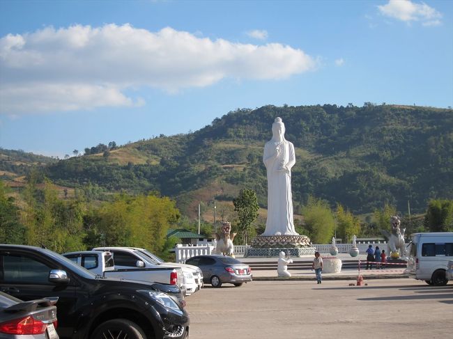 ワット パー フアイ ラー(Wat Pa Huay Lad)<br />Phu Ruea District, Loei <br />17°27'00.5"N 101°24'45.3"E<br /><br />プールア国立公園（駐車場）から15 km、30分
