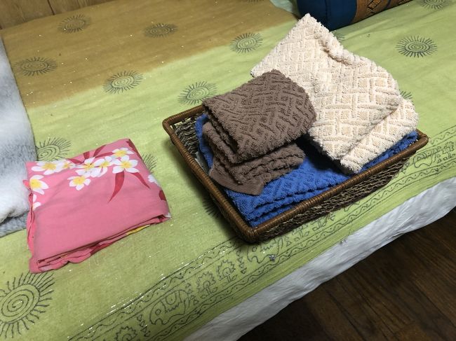 ベットの上にはこれまたこころつかいがありました。<br />バスタオル、フェイスタオル、ハンドタオルです。<br />そして寝巻用ネグリジェ？？かな？？<br /><br />夏の暑いお風呂上りに涼むのにいいかもね。<br /><br />一応2人部屋なので2人分ありました。
