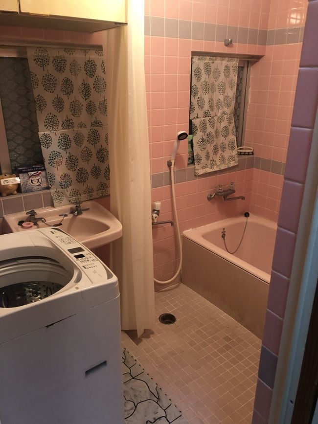 おトイレの横のお風呂場兼洗濯機<br /><br />今回シャワーのみでしたが1月でも暖かいので充分でした。<br />洗い場もあるのでお湯を張っても大丈夫ですね。<br /><br />からだ洗うタオルは持参しました。<br /><br />ボディーソープ、シャンプー、コンディショナーなどはあります。<br />写真ないけど、シャンプーとコンディショナーとってもよかったよ（私にはあいました）。<br /><br />洗濯機は使いませんでしたが、長期宿泊の場合はいいですね。<br />1回100円です、洗剤とか近くにありました。<br />お部屋にはハンガーとかもありました。<br />私の部屋は干せないけど、ほかのお部屋にはベランダがありました。