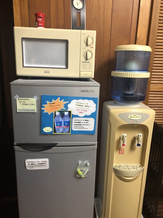 レンジもあるのでコンビニで買ったものも温められます。<br />ポットもあるけど、後ろにお湯も使えます。