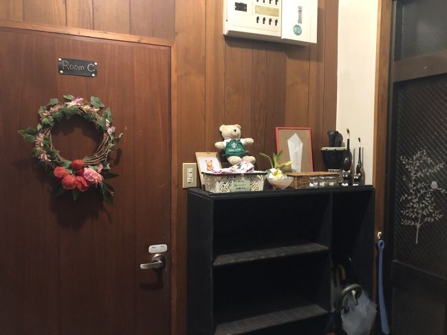 さあこちらが私の泊まる「C room」です<br /><br />玄関入ってすぐのお部屋です。<br />リースが飾ってありました（クリスマスって意味でなく、お部屋の区別のためかな）