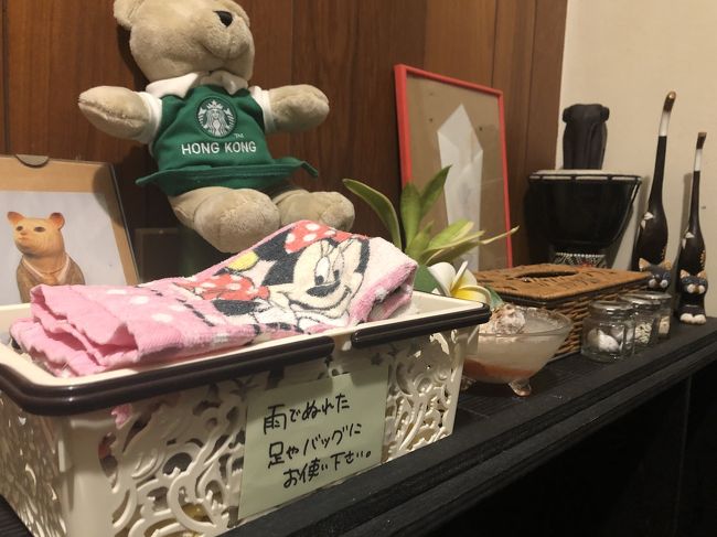 宿は建物の2Fになります。<br />エレベーターとかないので、重い荷物の方はがんばって。<br />1Fはオーナーさんが経営しているダイビングスクールみたい。<br /><br />玄関はいって<br />「おかえりなさい」と迎えるゲストハウス。<br />でも初めてなので「こんばんは～、お世話になります」「いらっしゃいませー」って感じです＾＾<br /><br />玄関の下駄箱の上には「雨の日に使ってくださいタオル」<br />さすが女性ならではのこころつかいだわー。