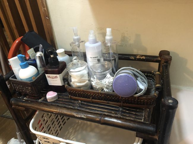 お風呂前にある洗面所<br /><br />ドライヤーから化粧水、乳液完備（無印良品のものでした）<br />日焼け止めやら練香水まであったｗ<br /><br />気にならなない方はいいかも（私はがっつり使いました）<br /><br />歯ブラシは持参ですね（歯磨き粉はありました）