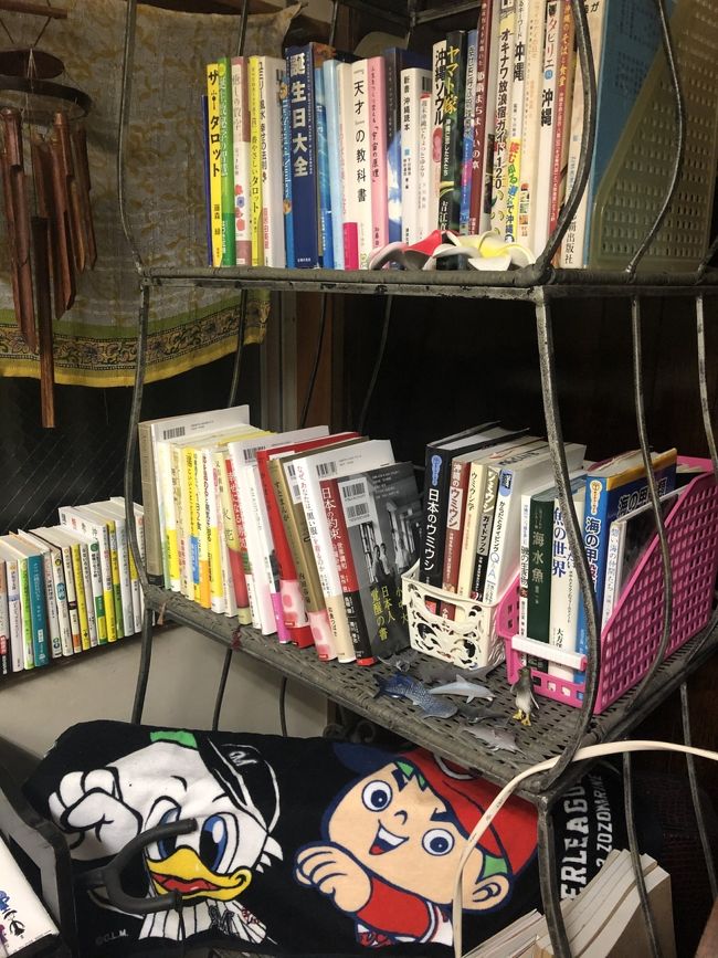 雑誌その2<br /><br />オーナーさんが勉強したファスティングや健康の本なんかありました。<br />沖縄でたくさんの観光もいいけど、ゆっくり本を読むのもいいかもね。