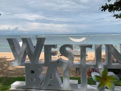3日目の午後、コマネカ号でウェスティンバリヌサドゥアに向かいました。
昨年、中国人旅行者の団体がウブドにも沢山いたし、ビスマでもマナーの悪い客がいたので、今回モンキーフォレストに滞在した、と伝えると面白い話をしてくれました。
中国人団体ツアー客はメインランドの旅行代理店にお金を払い、団体で中国人の経営するお店に行き、バリ島のローカルにお金を落とさないため、バリ島の行政は大人数の中国人ツアーを受け入れるのをやめたそうです。（ぷぷっ！）
通りで今回みかけた中国人の少ないこと。
というわけで、今の季節はオージーと日本人、インドネシア人しかおらず、快適に過ごせました。

ドライバーさんと楽しく話をして、渋滞もなくすぐ到着。
今回はSPGアメックスカードの無料宿泊サティフィケート1泊分を利用し予約しました。