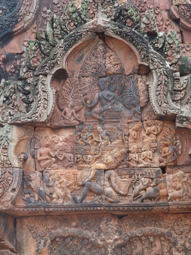 中心から上部の方は、カイラス山で瞑想するシヴァ神。<br />抱かれて一緒にいるのがシヴァ神の妻、パールヴァティー。<br /><br />