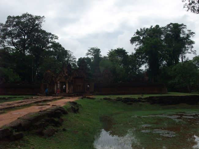 感動にひたりながら<br /><br />お堀を通ってバンテアイスレイ遺跡を後にします
