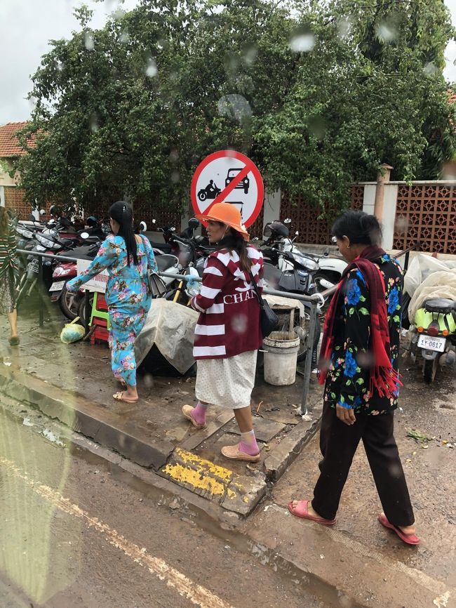 専用ヴァンに乗ってシェムリアップ市内に帰ります<br /><br />ちょうどお買い物の時間なんでしょうか<br />奥様方が忙しそうです