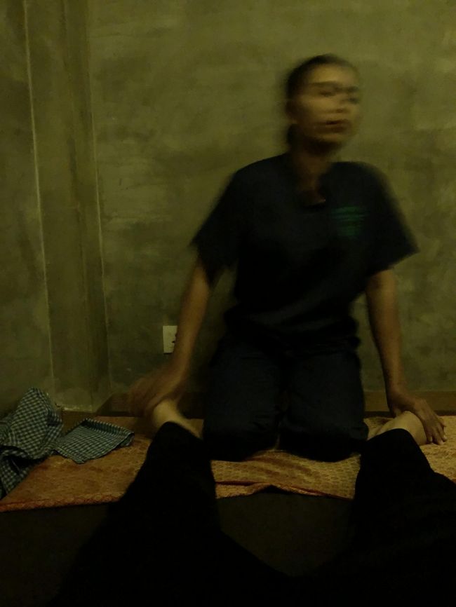 シェムリアップ市内に帰ってきました<br />ボケ写真ですが<br />ツアーについていた60分マッサージ<br /><br />お姉さんなかなかの腕前で、山道を歩いて疲れ切った足がだんだんとほぐれてきました<br /><br />めちゃ、気持ちいい～