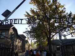 有名な"ARBEIT MACHT FREI"（働けば自由になる）のゲート。
アウシュヴィッツには煉瓦の建物が並び、館内に当時の写真や犠牲者の残したもの、それに図表や解説が展示され、また、復元されたガス室もあります。書籍やネット、TV等で目にしたものも多くありましたが、現地で見ると胸に迫ってくるものがあります。一部撮影不可なものもありました。内容は割愛します。