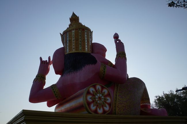 12月30日<br /><br />ベルトラで予約した3大寺院とピンクガネーシャと<br />ワットパクナムに行くツアーに参加します。<br /><br />2人で約10000バーツ！<br /><br />で、朝6時20分にホテルでピックアップされ<br />他の参加者も各ホテルでピックアップ後<br />ワゴン車で揺られること1時間ちょっとで<br />最初の目的地ワット・サマーン・ラッタナーラームに到着～。<br /><br />駐車場から歩くと、まずは後ろ姿のピンクガネーシャ！