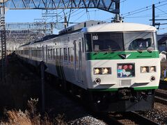 まずは小田原駅。乗ってきた電車の後続が踊り子号。引退が予定されている185系車両・・・撮っておきましょうね。