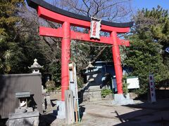 福泉寺の隣に鎮座する大稲荷神社にも参拝しておきましょう。
鳥居を抜け階段を上ります。