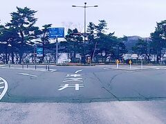 　それらの車について行くと、正面に山中湖が出現した。
　浅間神社からを動画にまとめました。
　https://youtu.be/9I7TYTy6pT8

　