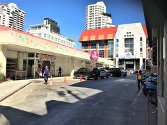 街かど（soi33/1）の風景

12月02日（月）　　

『フジスーパー』で友人と合流して
『Emporium / エンポリアム』へ

