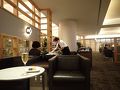 ラウンジ内部。人少なめで快適。

あ、今回の旅の道連れはアイスランドで会って、その後エジプトも行ったＫ女史とｋａｋｏ嬢です。２人が相部屋で先に申し込んで、私はキャンセル待ち。半ば諦めていたところ、何と１２月１３日という出発直前２週間前に空席が出て滑り込みセーフとなりました。

この３人でツアーに参加すると「家族３人？」と誤解されます。「旅仲間でたまたま3人の予定が合っただけ」なんですが、いちいち説明するのも面倒なので、誤解したままの人も過去にはいるかもしれません(^_^;)
