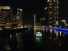 玉江橋を渡ります。
クルーズ船が真下を通過して行きました。