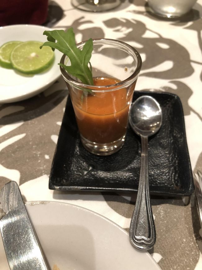 お通しのガスパチョです<br /><br />野菜のうまみが効いた爽やかな一品です