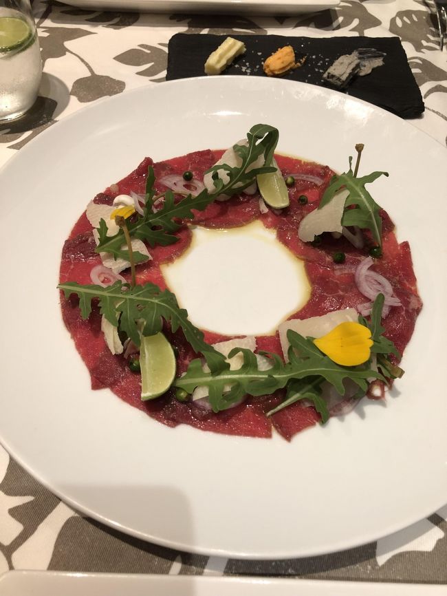 さてオーダーした前菜が来ました！<br /><br />牛肉のカルパッチョ<br /><br />柔らかく盛り付けも素晴らしい