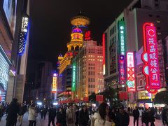 ☆南京東路☆
まぁ～人・人・人でした。庶民的な通りです。外灘まで5KM続く繁華街です。真っすぐに歩けないほど人が多く、さすが中国人口が多すぎる。