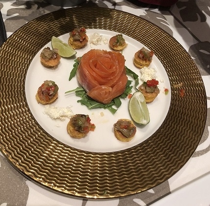 スモークサーモンとラタトイユ<br /><br />暑い時には冷えた白ワインとのマリアージュ最高！<br /><br />お皿もとてもいい物を使ってます