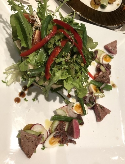 マグロのソテー<br /><br />付け合わせのサラダがとても新鮮！<br /><br />マグロはもう少しさしがあったらもっと良かった！