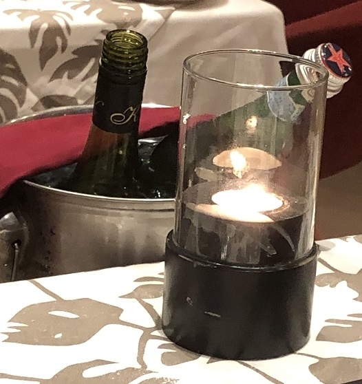 もちろんワインもガンガン行きます<br /><br />次はメインが来るので赤ワインで行きましょう