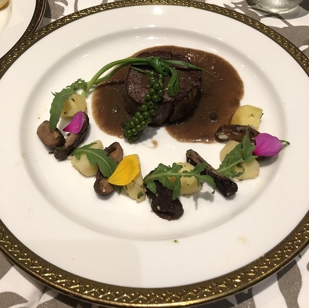 ヒレステーキ<br /><br />カンボジア名物の生胡椒がのってます<br />見た目よりものすごく辛いんですよ<br /><br />お肉は柔らかく美味しかったです