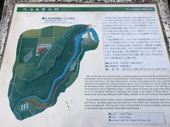 久米島博物館前にあった案内板です。

この地図を見ると細長い構造をしているのがわかりました。