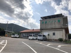 石垣島で飲んだパインスムージーが忘れられず。
久米島でも飲める場所があると知って向かいました。
赤嶺パイン園。

一応、お店の入り口は開いていますが、誰もいない…
すると奥から犬の鳴き声が…

鳴き声につられてやってきたオーナーさん笑

念願のパインスムージーを飲む事ができましたが少し酸っぱい。
季節によってやはり味は違うのでしょうか。

他にもカットパインやジャムもあるようです。

少しだけお腹が膨れたので出発！！