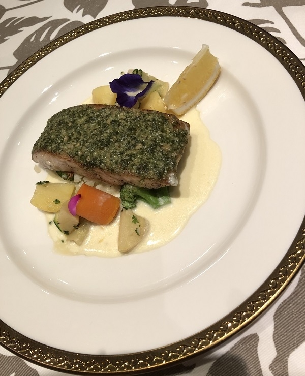 スズキのハーブ焼き<br /><br />個人的にはこれが一番のお気に入り<br />肉厚ジューシーな焼き上がりでクリームソースに良く合います