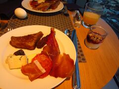 2019年12月31日大みそかの朝ごはん。
このホテル、サービスが日によってマチマチ。部屋に新聞が届けられたりなかったり。お茶などが補充されたりされなかったり。ターンダウンサービスがあったりなかったり。