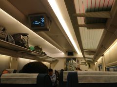 アフラシャブ号(A765便/AM4:55発)に乗って、ブハラからサマルカンドに向かいます。
3:00起きでした(笑)
日本の新幹線のような電車で、1時間半程度でサマルカンドに到着しました。