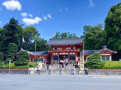 お腹が満たされた後は八坂神社へ。