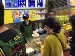 勢いでカキ氷屋にもチャレンジ。
昔懐かしい昭和な感じのカキ氷。
店員さん中国語オンリーなので、トッピング注文が至難の業。。。
