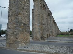 食事をしてから、城壁の外の水道橋にやってきました。水を通すためにこんな橋を造るなんてローマ人のインフラ建造能力に感心します。