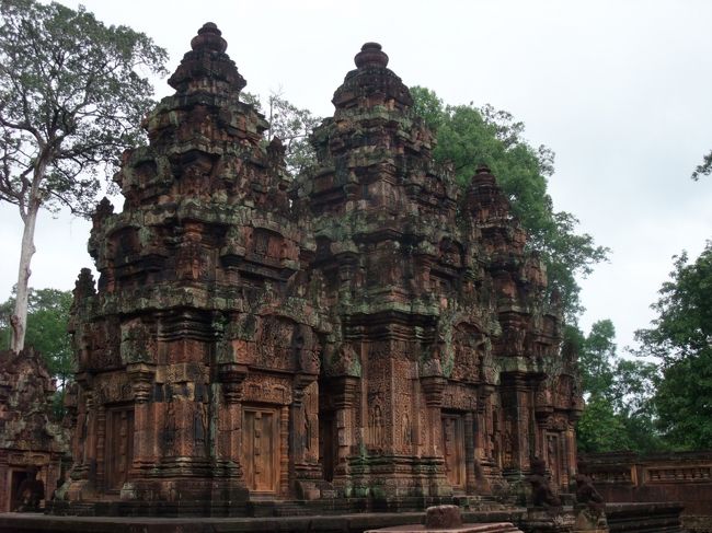 どの彫刻を見ても圧巻のすばらしさ<br /><br />これらが200年後にアンコールワットが建てられる際に回廊の壁画という超大作へと発展したのではないでしょうか